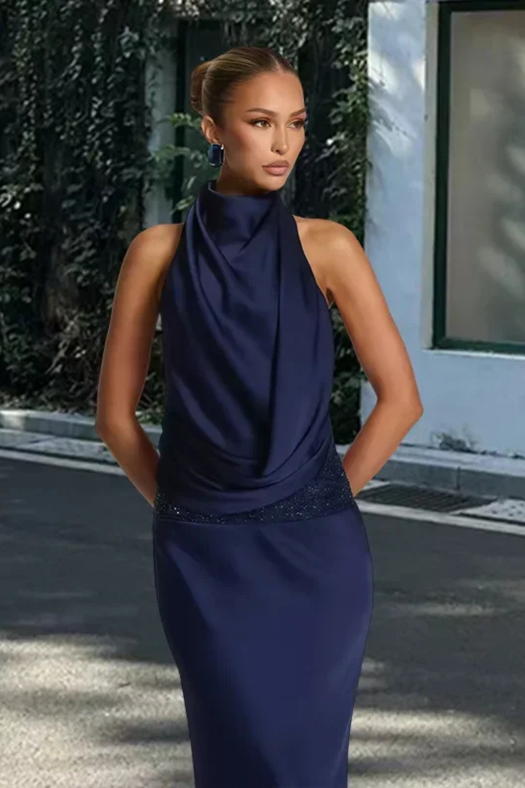 Women’s Sophisticated Open-Back Halter Evening Gown with Sleek Maxi Silhouette