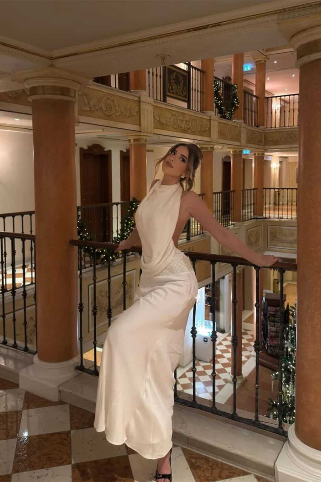 Women’s Sophisticated Open-Back Halter Evening Gown with Sleek Maxi Silhouette